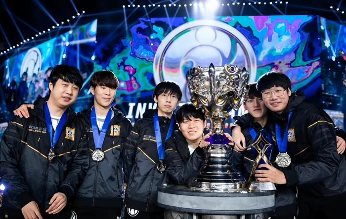 九游体育-Rookie在德国队比赛中比赛局势复杂，夺冠引发热议！